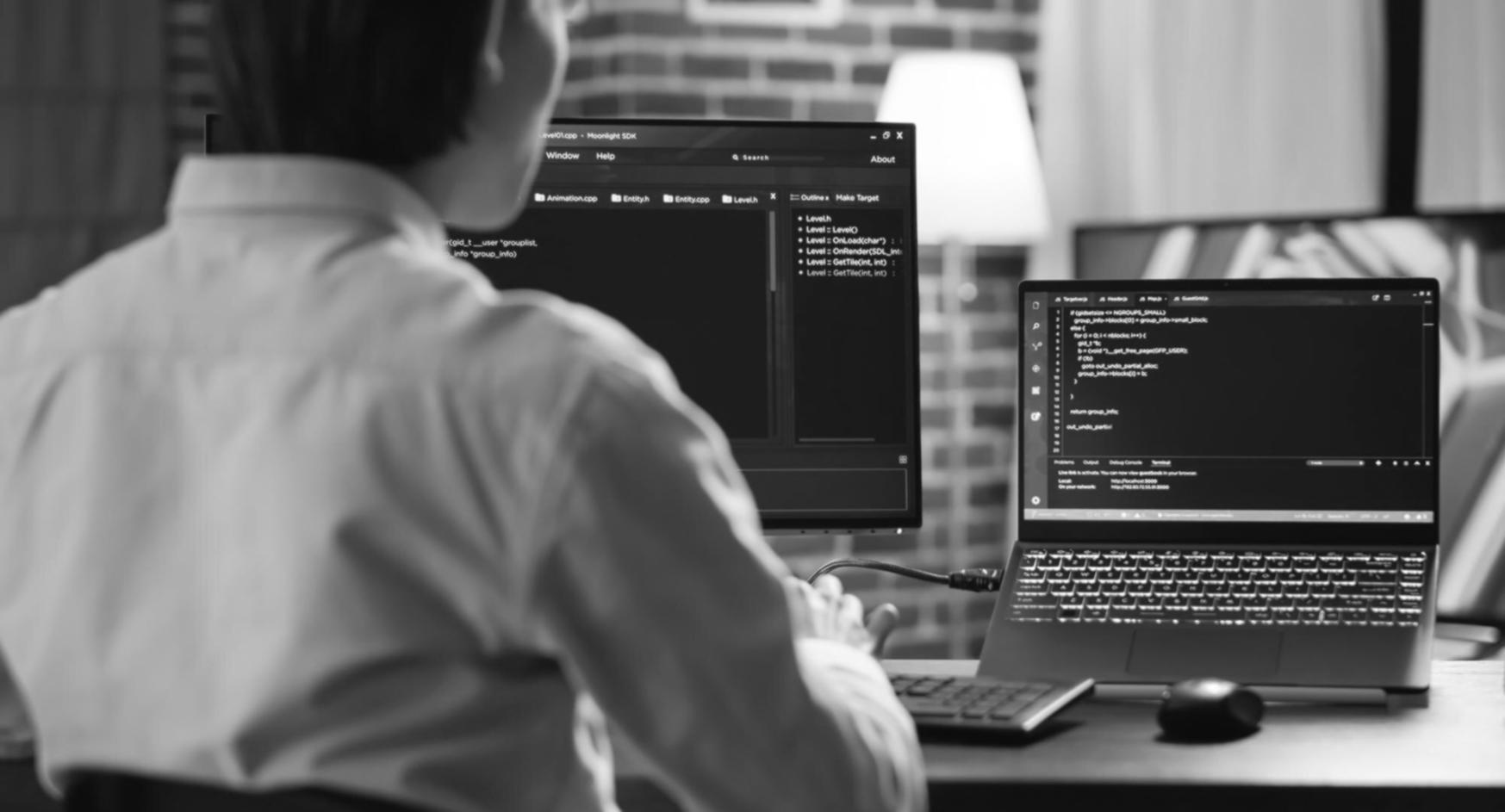 Mobil oyun test sürecinde kullanılan çeşitli cihazlar ve test ekipmanları